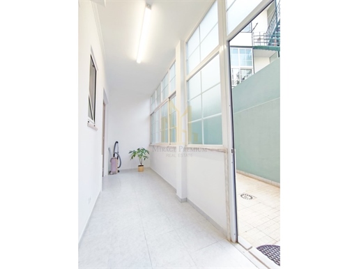 Apartamento reformado de 1 dormitorio con patio junto a Técnico en Alameda, Arroios, Lisboa