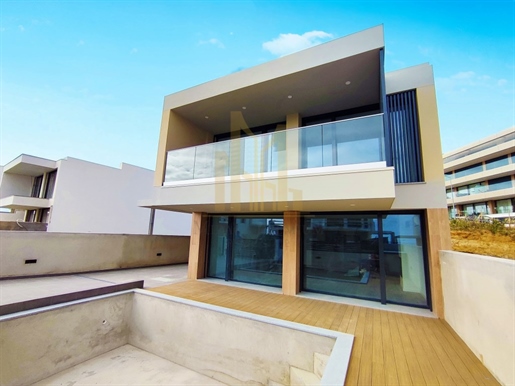 New 4 Bedroom Villa with Sea Views, Terrace, Swimming Pool, Garage and Garden in Ericeira