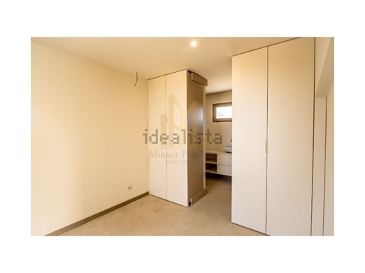 Apartamento T2 Novo com Varanda, Garagem e Arrecadação em Condomínio com Piscina perto da Praia da A
