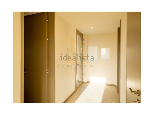 Apartamento T2 Novo com Varanda, Garagem e Arrecadação em Condomínio com Piscina perto da Praia da A