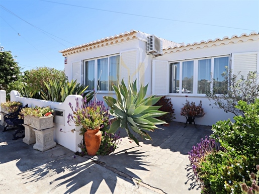 Excellent 3+1 bedroom single storey villa with pool and large terraces in residential area - Praia d