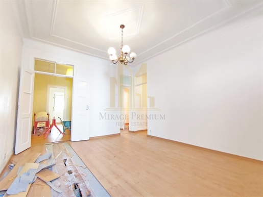 2+1 Bedroom Apartment with Patio to Renovate in the Center of Lapa, Estrela, Lisbon