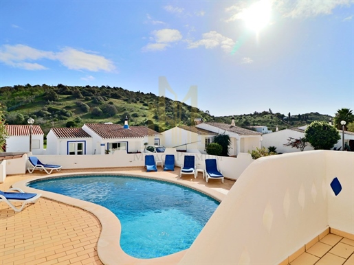 Charmante villa de 3 chambres avec une grande exposition au soleil et une piscine à Praia da Luz, La
