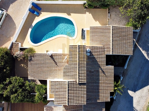 Charmante villa de 3 chambres avec une grande exposition au soleil et une piscine à Praia da Luz, La