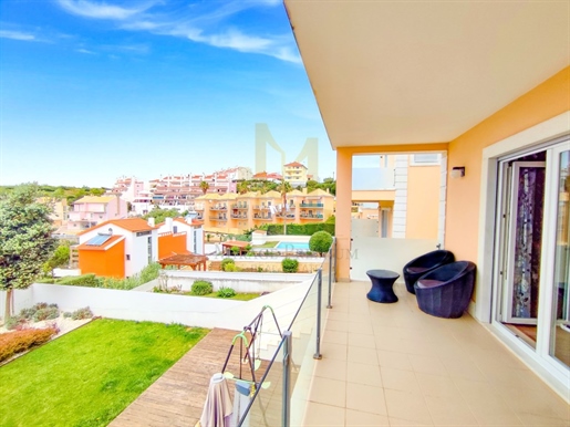 Moradia T3 Inserida em Condomínio Fechado com Piscina, Varandas e Terraços com Vista Mar, Jardim, e