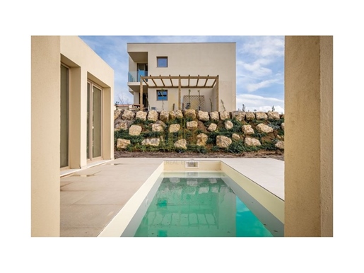 Nouvelle villa de 3 chambres avec balcon, garage et piscine dans une copropriété près de la plage d'