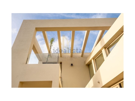 Nueva Villa de 3 Dormitorios con Balcón, Garaje y Piscina en Condominio cerca de la Playa Areia Bran