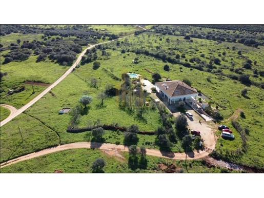 Beautiful country house with 19000m2 of land, Bensafrim, Lagos