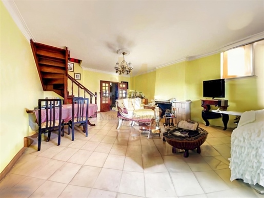 Maisonette-Wohnung mit 3 Schlafzimmern, Terrasse, Garage und Abstellraum in Quinta da Bicuda, Cascai