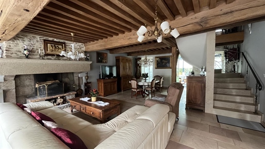 Perfectly renovated farmhouse on 4,290 m² bordered by a river