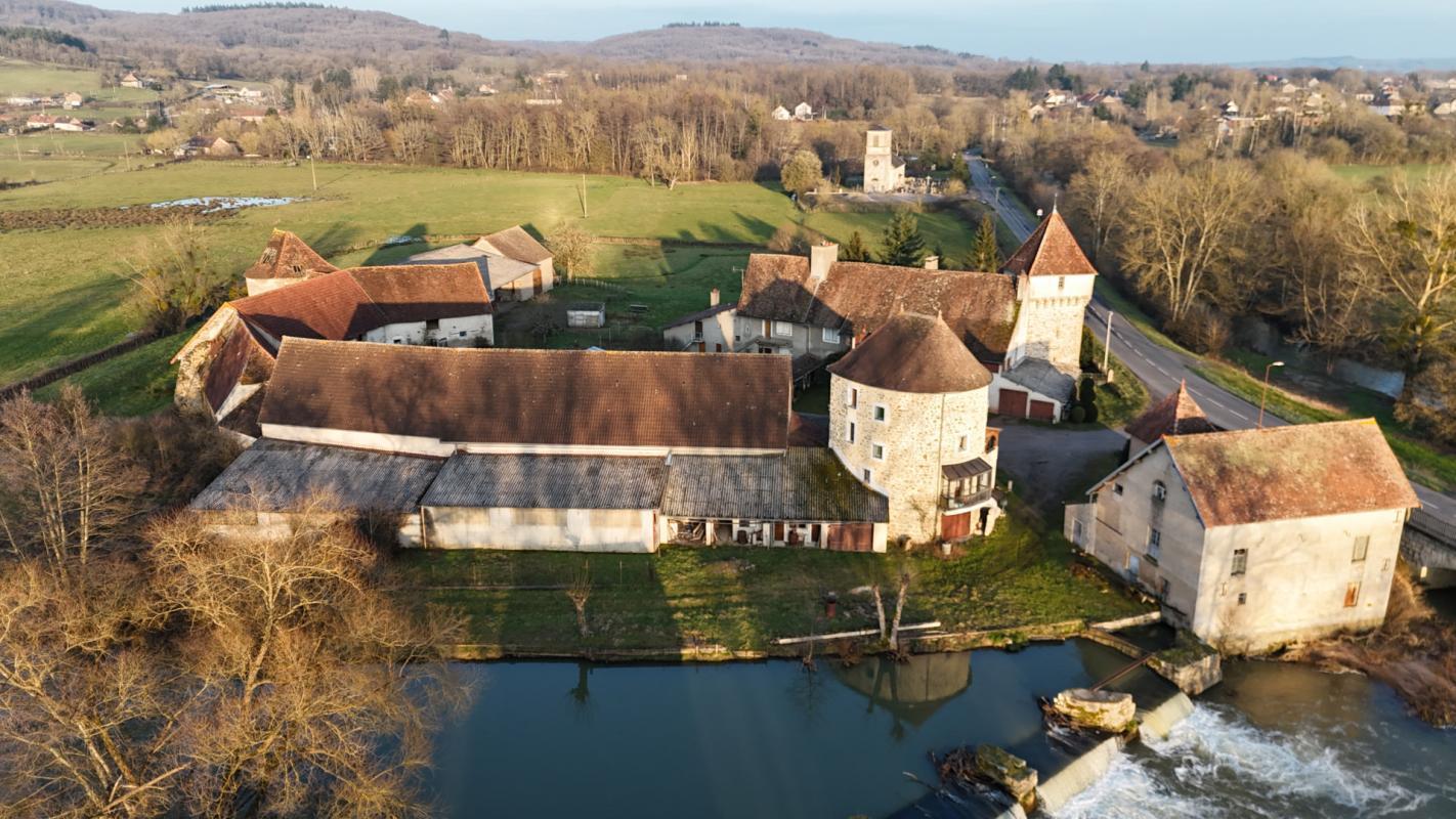 Old medieval castle on 4 ha 78 a