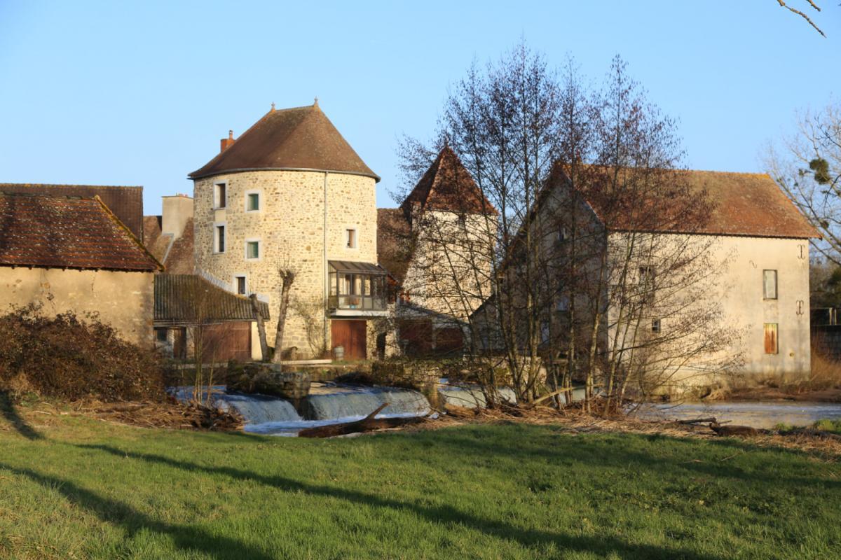 Old medieval castle on 4 ha 78 a
