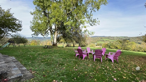 Country house for sale with unobstructed views of the surrounding mountains