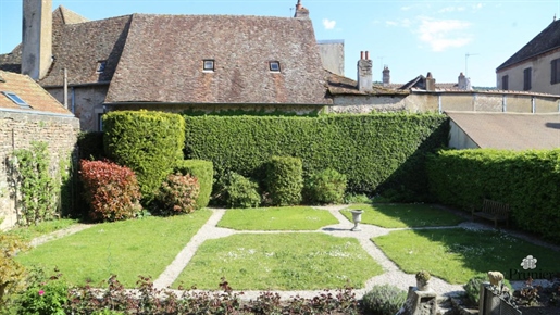 Ancienne maison Canoniale idéalement située en plein coeur historique avec jardin à la française