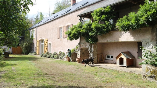 Authentic farmhouse in the heart of the Morvan park on over 3 ha of woods, park, meadow and orchard