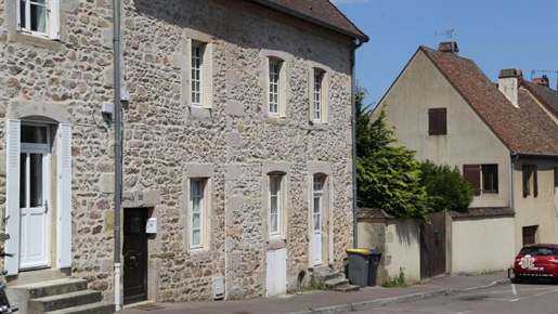 Maison de pierre à vendre dans le quartier historique