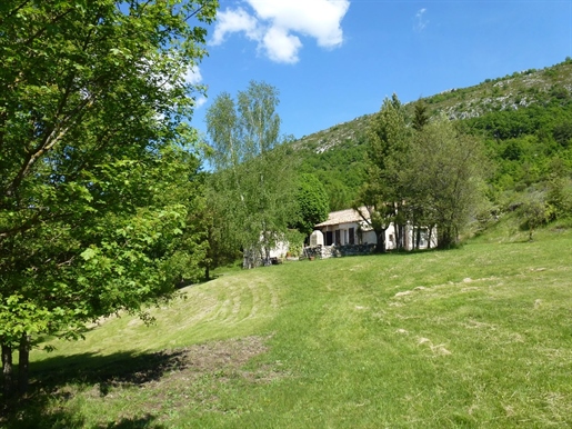 Coursegoules.Back country of Vence,, 4 bedrooms, about 2,2 ha of land, a lot of charm