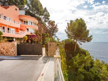 Villa on the cliffs with access to the beach in Lloret de Mar