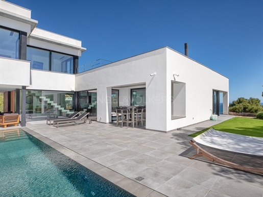 Contemporary house with sea views and tourist licence
