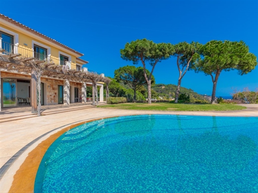 Außergewöhnliche Luxusvilla mit Panoramablick auf das Meer