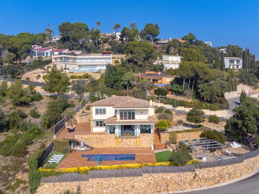 Fantastic completely renovated house with sea views