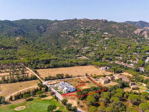 Baugrundstück in der Nähe des Golf Costa Brava