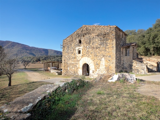Zu renovierendes Bauernhaus mit 75 Hektar in La Garrotxa