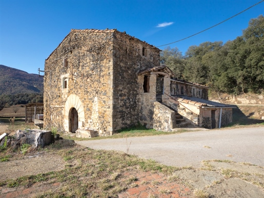 Zu renovierendes Bauernhaus mit 75 Hektar in La Garrotxa
