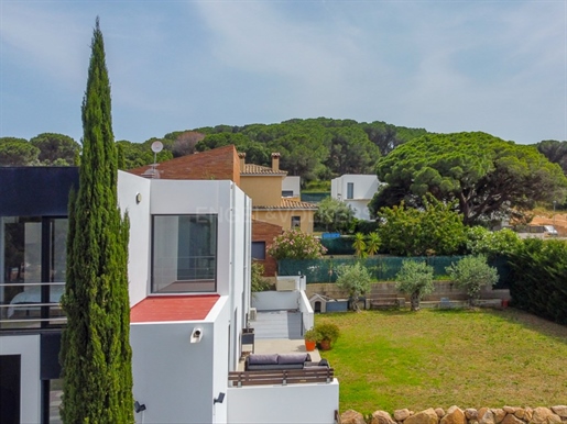 Casa moderna con piscina, terreno y licencia turística