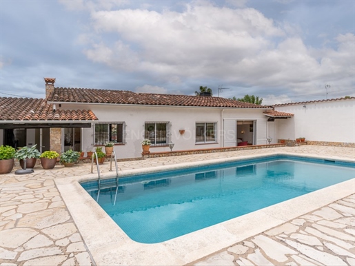 Casa con piscina y jardín en una sola planta