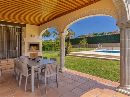 Mediterranes Haus mit Schwimmbad und Bergblick