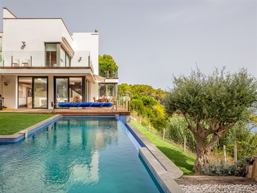 Spectacular seafront villa with tourist license
