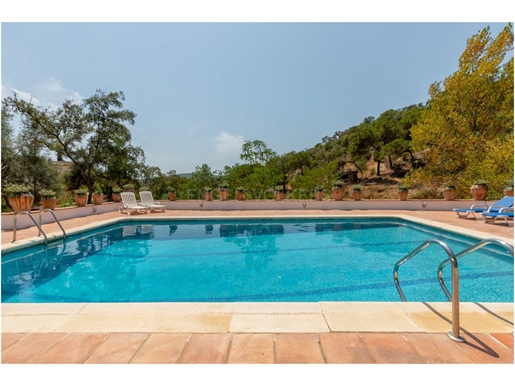 Villa rústica con piscina y vistas