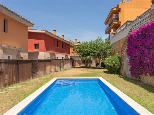 House in a small residential complex with a pool in Begur