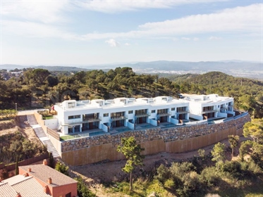 New villa close to center of Begur