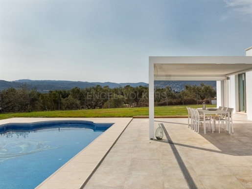 Moderne Villa mit Garten von über 1000 m2