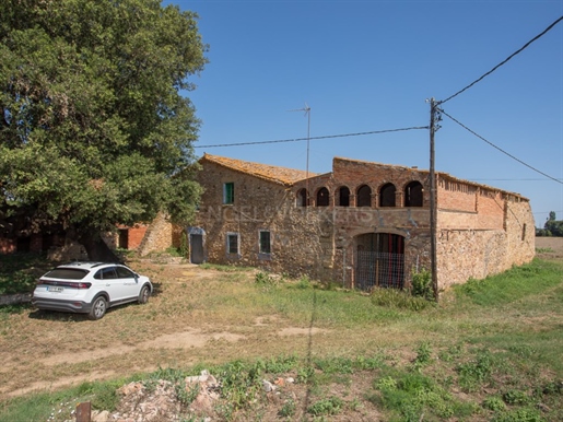 Opportunity: Countryhouse to renovate on 30.000 m2 plot