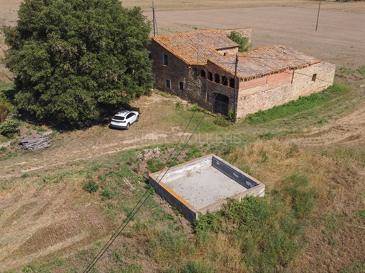 Gelegenheit zum Renovieren eines Bauernhauses auf einem 30.000 m² großen Grundstück