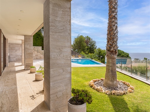 Spacious luxury villa with fabulous sea views