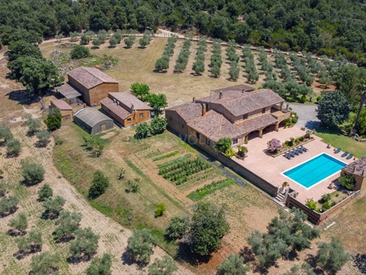 Elegante Finca an der Costa Brava mit Panoramablick auf die Berge