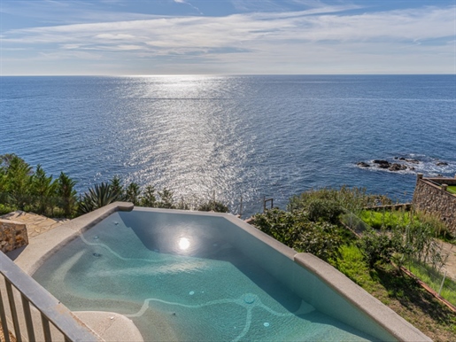 Renovated villa on the seafront