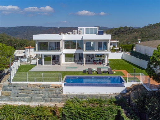 Attractive villa with excellent sea views