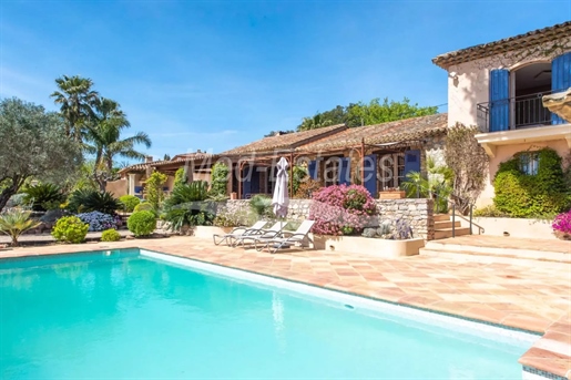 Charming bastide with open views- centre on foot