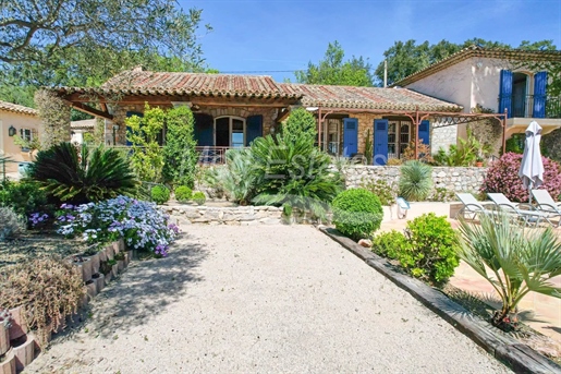Charming bastide with open views- centre on foot