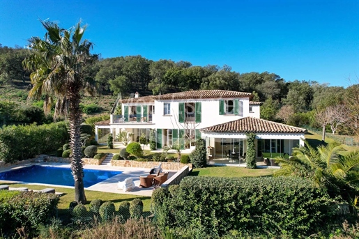 Provençal villa in private domaine with superb sea view