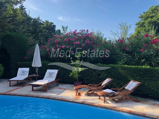 Charming residence with a private pool within walking distance of Sainte-Maxime.