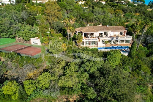 Enorm potentieel voor deze villa met pràchtig panoramisch zeezicht, gelegen in een beveiligd domein.
