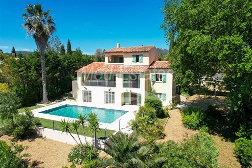 Villa im Provence-Stil - in gesichterter Privatdomäne