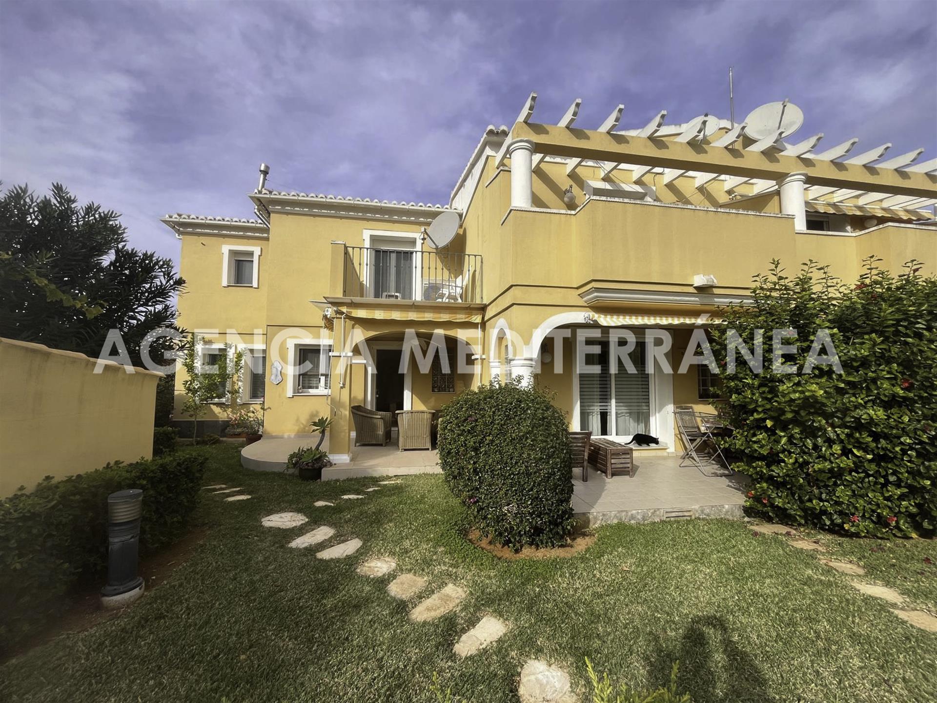 Sehr sonniges Eckhaus in Wohnanlage mit Pool