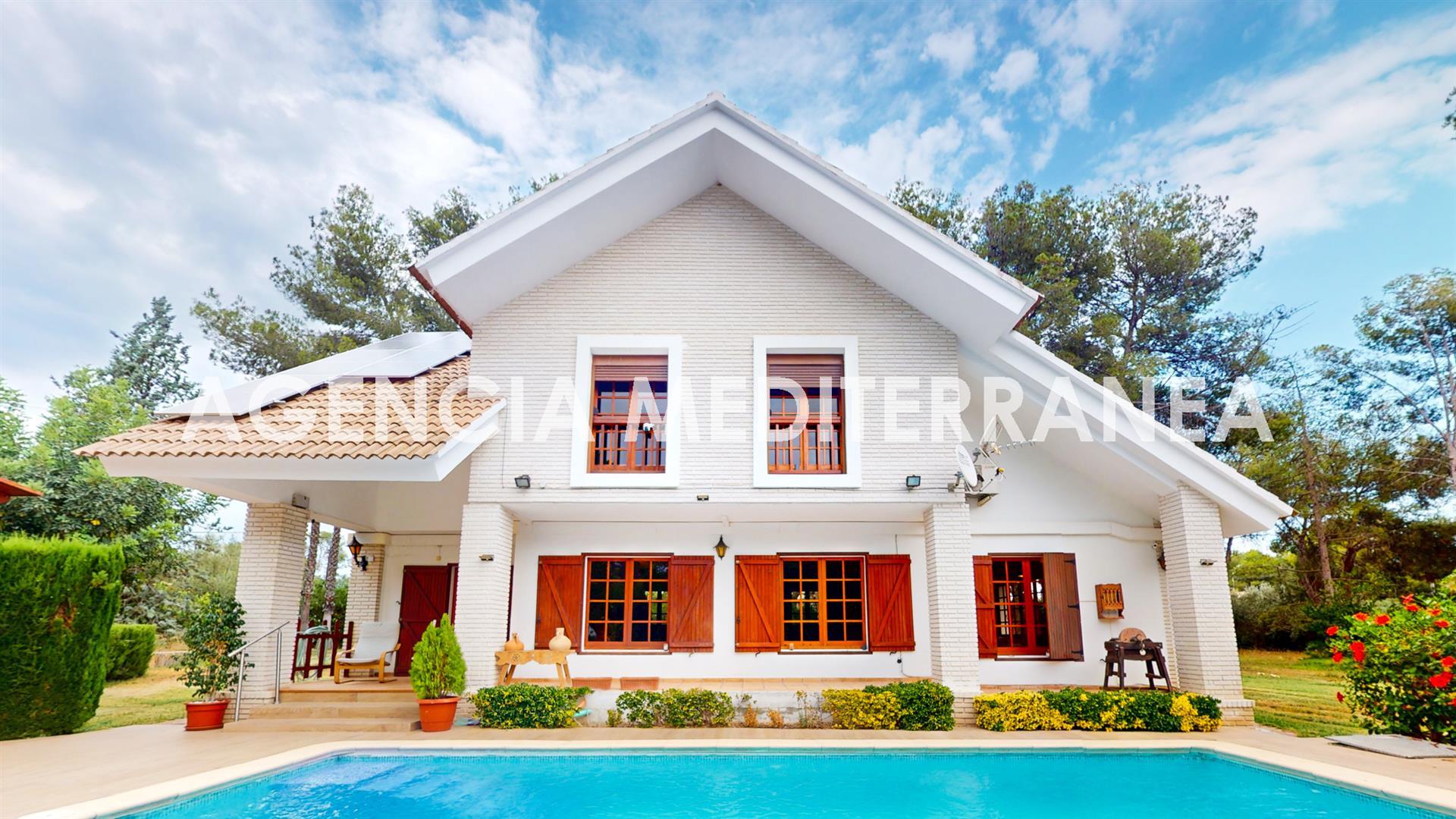 Do you want to live or enjoy your moments of rest in a spectacular detached villa, surrounded by